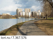 Москва. Вид на дорожку и  на Серебряно-Виноградный пруд, район Измайлово с цирковым училищем (2015 год). Редакционное фото, фотограф Лада Иванова / Фотобанк Лори