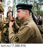 Историческая реконструкция, солдат в советской военной форме (2014 год). Редакционное фото, фотограф g.bruev / Фотобанк Лори