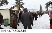 Торговые палатки и павильоны с едой и сувенирами перед центральным павильоном на ВДНХ. Новогодние праздники. Москва (2015 год). Редакционное видео, видеограф Кекяляйнен Андрей / Фотобанк Лори