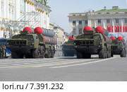 Колонна ракетных пусковых установок ЗРС С-300ПМ на репетиции парада в честь Дня Победы в Санкт-Петербурге (2015 год). Редакционное фото, фотограф Виктор Карасев / Фотобанк Лори