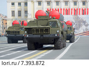 Три пусковых установок ЗРС С-300ПМ на марше. Репетиция парада в честь Дня Победы в Санкт-Петербурге (2015 год). Редакционное фото, фотограф Виктор Карасев / Фотобанк Лори