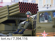 Солдат сидит на пусковой установке "Град" (2015 год). Редакционное фото, фотограф Виктор Карасев / Фотобанк Лори