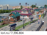 Улица с деревянными домами в квартале исторической застройки города Иркутска (2014 год). Редакционное фото, фотограф Юлия Батурина / Фотобанк Лори