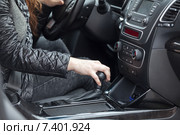 Пристегнутый водитель за рулем автомобиля с автоматической коробкой передач, крупно. Стоковое фото, фотограф Кекяляйнен Андрей / Фотобанк Лори