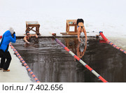 Стартуют девушки по ледяной воде (2014 год). Редакционное фото, фотограф Анатолий Матвейчук / Фотобанк Лори