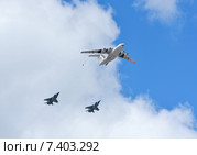 Имитация дозаправки в воздухе от самолетов-танкеров Ил-78 истребителей-перехватчиков МиГ-31. Репетиция воздушного парада в честь Дня Победы 5 мая 2015. Редакционное фото, фотограф Валерия Попова / Фотобанк Лори