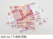 Стопка купюр номиналом в пять тысяч рублей. Стоковое фото, фотограф Сайганов Александр / Фотобанк Лори