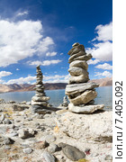 Высокогорное озеро Пангонг Цо (Pangong Tso) в Гималаях со сложенными из камней буддийскими ступами на переднем плане на фоне синего облачного неба в солнечный день (2012 год). Стоковое фото, фотограф Олег Иванов / Фотобанк Лори