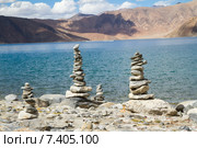 Панорама высокогорного озера Пангонг Цо (Pangong Tso) в Гималаях и окружающих гор со сложенными из камней буддийскими ступами на переднем плане (2012 год). Стоковое фото, фотограф Олег Иванов / Фотобанк Лори