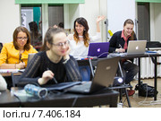 Веселая девушка преподаватель на курсах по рисованию на планшете в фотошопе (2015 год). Редакционное фото, фотограф Кекяляйнен Андрей / Фотобанк Лори