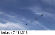 Вертолеты Mi-35 летят красивым строем по синему небу (2015 год). Редакционное видео, видеограф Ekaterina Andreeva / Фотобанк Лори