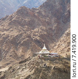 Шанти ступа (Shanti Stupa) на крутых склонах Гималаев - буддийская белокупольная ступа (чортен) на вершине холма Чанспа, в городе Лех, в Ладакхе в северной Индии в штате Джамму и Кашмир (2012 год). Стоковое фото, фотограф Олег Иванов / Фотобанк Лори