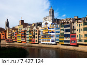 Embankment of river Onyar in Girona (2013 год). Стоковое фото, фотограф Яков Филимонов / Фотобанк Лори