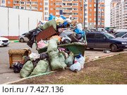 Переполненный мусорный контейнер в городе (2015 год). Редакционное фото, фотограф Татьяна Назмутдинова / Фотобанк Лори