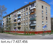 Пятиэтажное трёхподъездное жилое здание. Советская улица, 20/44. Город Истра Московской области (2015 год). Стоковое фото, фотограф lana1501 / Фотобанк Лори