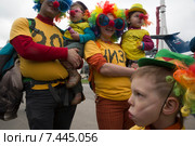 Семья в клоунских карнавальных нарядах участвует в уличном фестивале мыльных пузырей "Дримфлеш" на территории выставочного комплекса ВДНХ в городе Москве, Россия (2015 год). Редакционное фото, фотограф Николай Винокуров / Фотобанк Лори
