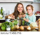 Woman with little girl cooking at home. Стоковое фото, фотограф Яков Филимонов / Фотобанк Лори