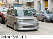 Оригинальный легковой праворульный автомобиль серебристого цвета. Редакционное фото, фотограф Vladimir Sviridenko / Фотобанк Лори
