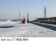 Грузовой порт, остров Русский, поселок Поспелово. Владивосток (2011 год). Редакционное фото, фотограф Валерий Акулич / Фотобанк Лори