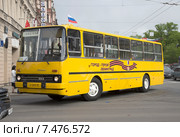 Автобус "Ikarus-260.01" на параде ретротранспорта в Санкт-Петербурге (2015 год). Редакционное фото, фотограф Виктор Карасев / Фотобанк Лори