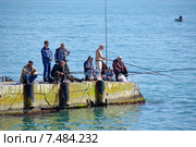 Рыбаки на пирсе на берегу Черного моря (2015 год). Редакционное фото, фотограф Александр Замараев / Фотобанк Лори