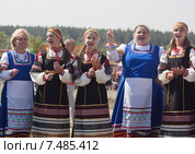 Поют девочки на празднике (2011 год). Редакционное фото, фотограф Нина Ефремова / Фотобанк Лори