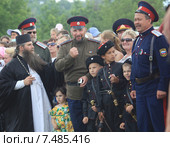 Казаки с детьми и священником на празднике (2011 год). Редакционное фото, фотограф Нина Ефремова / Фотобанк Лори