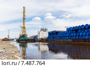 Баржа. Теплоход. Кран (2015 год). Редакционное фото, фотограф Роман Фомин / Фотобанк Лори