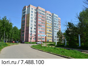 Десятиэтажный трёхподъездный панельный жилой дом серии 90.1-1М . Северный микрорайон, 2б. Красноармейск. Пушкинский район. Московская область (2015 год). Редакционное фото, фотограф lana1501 / Фотобанк Лори