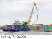 Разгрузка труб (2015 год). Редакционное фото, фотограф Роман Фомин / Фотобанк Лори