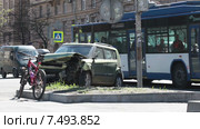 Последствие аварии на городском перекрестке: разбитая машина на тротуаре (2015 год). Редакционное видео, видеограф Кекяляйнен Андрей / Фотобанк Лори