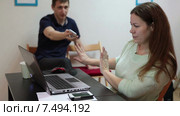 Мужчина и женщина коллеги общаются на рабочем месте в офисе. Стоковое видео, видеограф Кекяляйнен Андрей / Фотобанк Лори