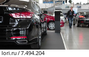 Новые автомобили в автосалоне, выставленные на продажу (2015 год). Редакционное видео, видеограф Кекяляйнен Андрей / Фотобанк Лори