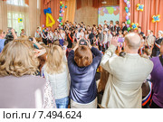 Родители на последнем звонке (2015 год). Редакционное фото, фотограф Алёшина Оксана / Фотобанк Лори