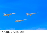 Тройка дальних сверхзвуковых ракетоносцев-бомбардировщиков Ту-22М3. Репетиция парада в честь 70-летия Победы, 2015 год. Москва. Редакционное фото, фотограф Николай Коржов / Фотобанк Лори