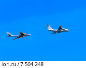 Имитация дозаправки в воздухе от самолета-танкера Ил-78М турбовинтового стратегического бомбардировщика-ракетоносца Ту-95МС («Медведь»). Репетиция парада в честь 70-летия Победы, 2015 год. Москва. Редакционное фото, фотограф Николай Коржов / Фотобанк Лори