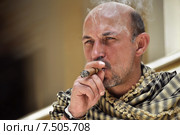 Портрет  мужчины с сигарой в арабском платке (2013 год). Стоковое фото, фотограф виктор химич / Фотобанк Лори