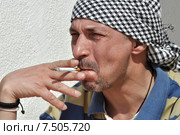 Портрет  мужчины с сигарой в арабском платке (2013 год). Стоковое фото, фотограф виктор химич / Фотобанк Лори