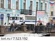 Машина полиции на набережной канала Грибоедова. Санкт-Петербург (2012 год). Редакционное фото, фотограф Александр Щепин / Фотобанк Лори