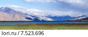 Панорама высокогорного озера Пангонг Цо (Pangong Tso) в Гималаях с фантастической игрой света и теней в окружающих горах и зелёным лугом на берегу (Ладакх, северная Индия) (2012 год). Стоковое фото, фотограф Олег Иванов / Фотобанк Лори