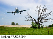 Самолет выпустил шасси, заходя на посадку. Стоковое фото, фотограф Александр Романов / Фотобанк Лори