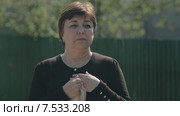 Грустная мать машет платочком. Стоковое видео, видеограф Denis Mishchenko / Фотобанк Лори