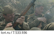 Двое солдат в униформе и с винтовками лежат в окопе и уклоняются от пуль в военное время. Стоковое видео, видеограф Denis Mishchenko / Фотобанк Лори