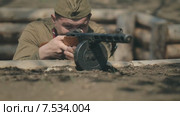 Крупный план боевых действий, обстрелы советских солдат в окопах. Стоковое видео, видеограф Denis Mishchenko / Фотобанк Лори