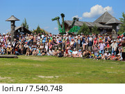 Толпа готовых смотреть действо на Абалакском поле (2014 год). Редакционное фото, фотограф Анатолий Матвейчук / Фотобанк Лори