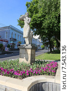 Скульптура "Крестьянка" на проспекте Карла Маркса в Ставрополе (2015 год). Редакционное фото, фотограф Алексей Гусев / Фотобанк Лори