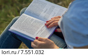 Раскрытая книга по английскому языку в руках у студентки (2015 год). Редакционное фото, фотограф Вячеслав Сыпченко / Фотобанк Лори