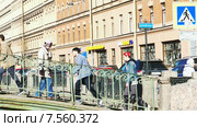 Люди, идущие через Сенной мост в Санкт-Петербурге, Россия (2015 год). Редакционное видео, видеограф Павел С. / Фотобанк Лори
