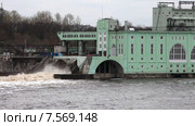 Волховский ГЭС на реке Волхов, Россия (2010 год). Стоковое видео, видеограф Куликов Константин / Фотобанк Лори