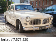Старый белый автомобиль Volvo Amazon 121 B12 (2015 год). Редакционное фото, фотограф EugeneSergeev / Фотобанк Лори